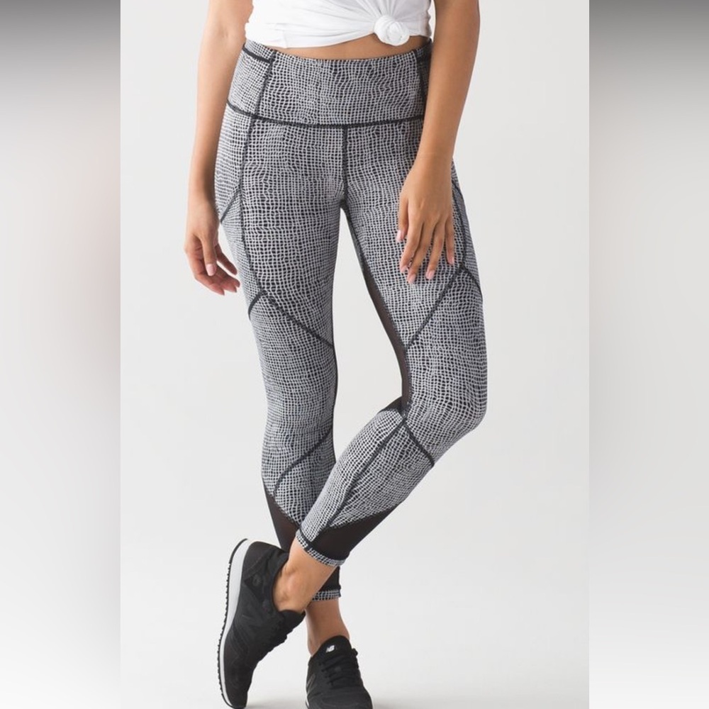 168. Lululemon Outrun Tight
Fall Net White Black / Black